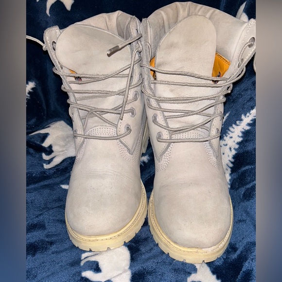 Wolf grey and white Timberlands in real good shape,Women’s size 10. - Picture 2 of 7